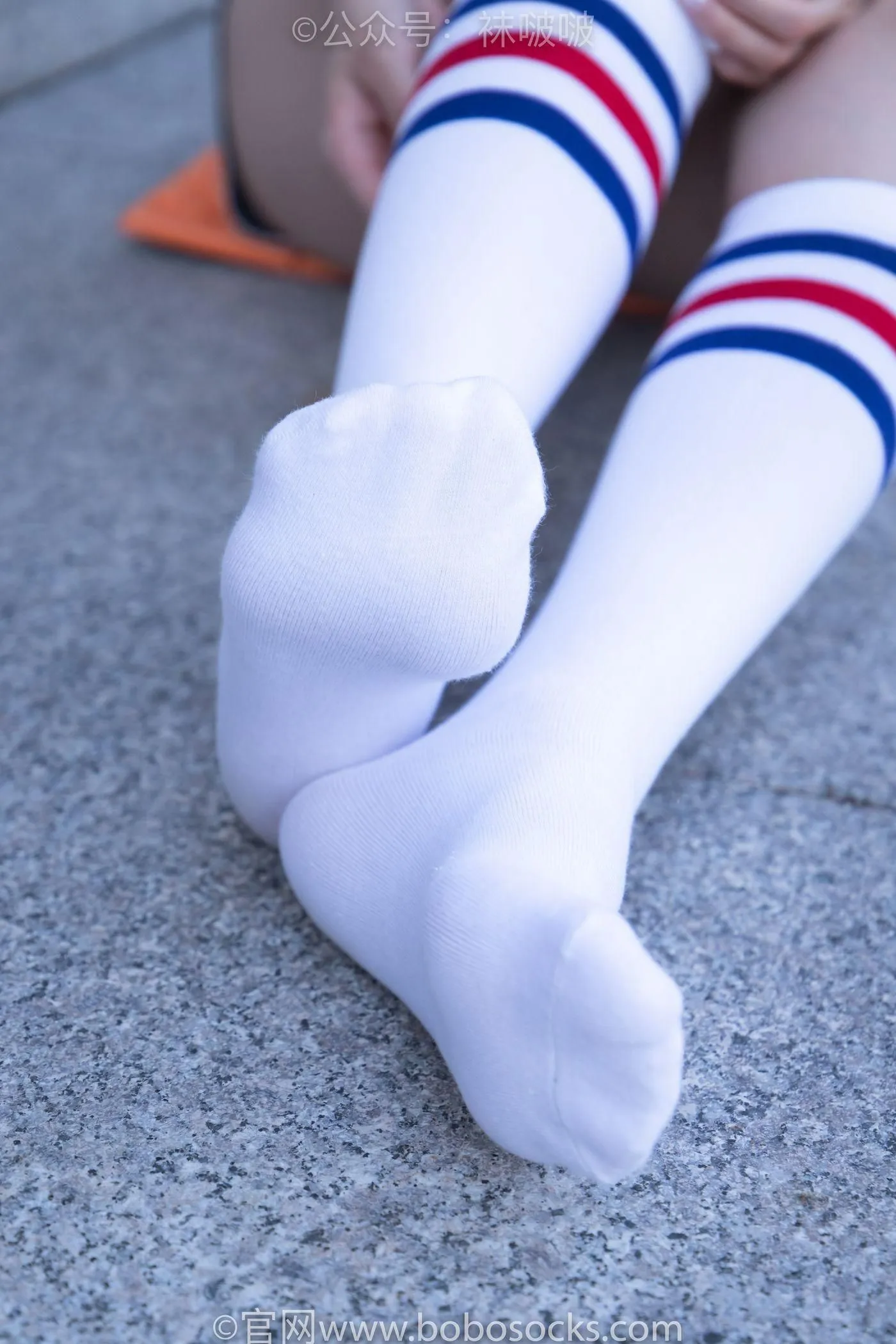 [BoBoSocks袜啵啵]NO.006 小米-运动鞋、白色小腿袜、裸足 [130P]插图6